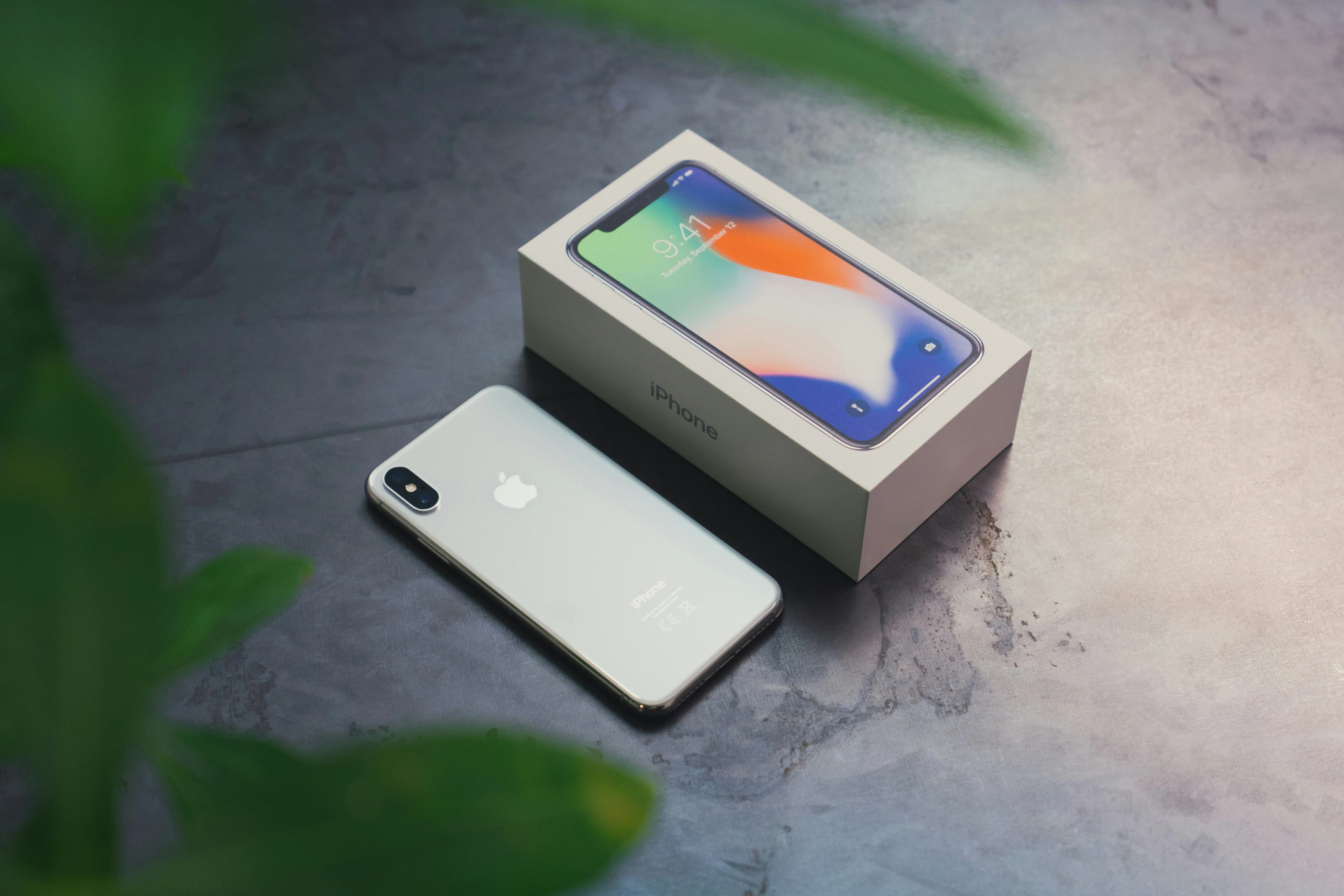 Smartphone neben seiner Verpackung auf einem Tisch